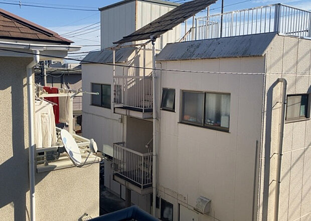 【物件からの展望】眺望を気にして物件を探す場合、前面に建物が建っていないか現地で確認しましょう！前面に建物があると景色はもちろん、日当たりや風通しにも影響が出てきます。住んだ時のことを想像しながら現地見学をしましょう。