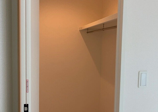 【ウォークインクローゼット】ウォークインクローゼットがあれば、クローゼット内でコーディネートが完成できますし、季節の変わり目に行う衣替えの手間も省けます。また、スーツケースなど大きいものもしまうことができ使い勝手がよいです。