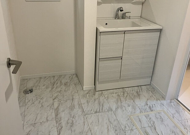 【脱衣場】多くの戸建て住宅で見かける洗面脱衣所は、洗面台と洗濯機が2畳ほどのスペースに並べられていて、洗面所が脱衣所を兼ね備えている間取りが一般的です。お客様が利用することもある、パブリックな空間でもあります。
