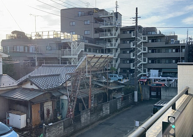 【物件からの展望】眺望を気にして物件を探す場合、前面に建物が建っていないか現地で確認しましょう!前面に建物があると景色はもちろん、日当たりや風通しにも影響が出てきます。住んだ時のことを想像しながら現地見学をしましょう。