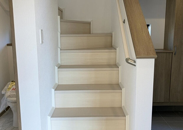 【内装】建物の上下階の通路である階段は、その位置によって動線や室内の印象が大きく左右されます。手摺にも重要な役割があり、転倒の防止・歩行や動作を円滑にして日常生活を支えることを主な目的として設置されています。