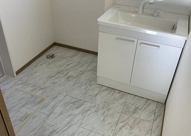 【脱衣場】多くの戸建て住宅で見かける洗面脱衣所は、洗面台と洗濯機が2畳ほどのスペースに並べられていて、洗面所が脱衣所を兼ね備えている間取りが一般的です。お客様が利用することもある、パブリックな空間でもあります。