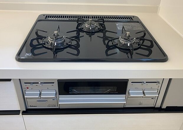 【キッチンコンロ】キッチンコンロは、料理の質を大きく左右する重要な設備です。火力調整のしやすさ、グリル機能の有無、安全装置の充実度など、選ぶポイントがたくさんあります。特に、IHクッキングヒーターは、お手入れのしやすさや安全性が高く、近年人気が高まっています。