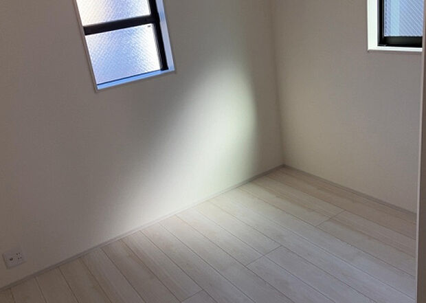 【洋室】洋室のメリットは重い家具が置きやすく、身の回りが整理しやすいことです。 床がフローリングのため畳とは異なり凹みにくいです。 クローゼットなど収納が豊富で、普段使わない旅行カバンや服の整頓も簡単にです。