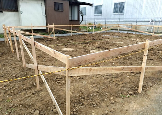 【玄関】玄関は家の顔でもあり、家族以外の目にも止まる場所です。玄関は外との間を仕切る扉、靴などをしまっておく収納スペース、靴脱ぎのたたきスペース、来客とのやり取りをするドアホンなど複数のアイテムからなります。