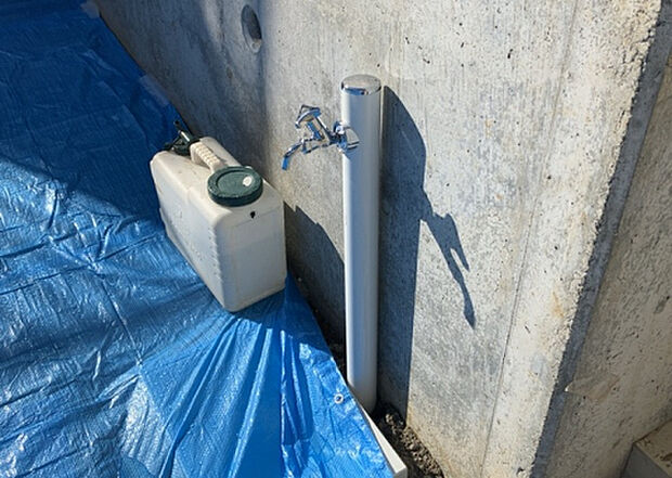 【その他設備】敷地内には、散水栓や立水栓があります。水道水を直接利用できるため、水を運ぶ手間を省くことが出来ます。大量の水を必要とする洗車作業や清掃などに役立ちます。その他設備とあわせて、現地でご確認ください。