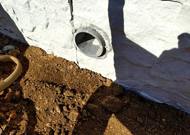 【構造・工法・仕様_2】ベタ基礎とは、柱の位置に関係なく全体に基礎がある事を指し、面積が大きい分建物の重さを全体に分散できます。また、地面からの湿気や害虫を遮断でき、木造住宅で心配されるシロアリ被害を防ぐ効果も期待できます。