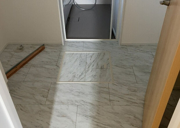 【脱衣場】多くの戸建て住宅で見かける洗面脱衣所は、洗面台と洗濯機が2畳ほどのスペースに並べられていて、洗面所が脱衣所を兼ね備えている間取りが一般的です。お客様が利用することもある、パブリックな空間でもあります。