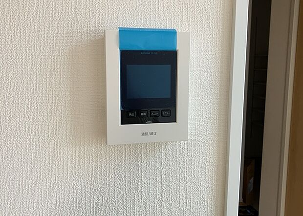 【ＴＶモニター付きインターホン】TVモニター付きインターホンは、来訪者の顔を確認できるだけでなく、音声でやり取りすることもできるため、セキュリティ面で安心できる設備です。モニター画面が大きく見やすいもの、夜間でも来訪者をしっかりと確認できるものなど、機能性を重視したいところです。