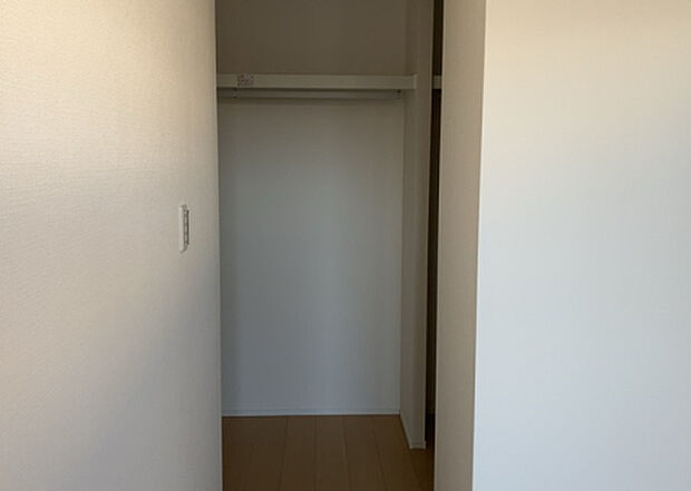 【ウォークインクローゼット】ウォークインクローゼットがあれば、クローゼット内でコーディネートが完成できますし、季節の変わり目に行う衣替えの手間も省けます。また、スーツケースなど大きいものもしまうことができ使い勝手がよいです。