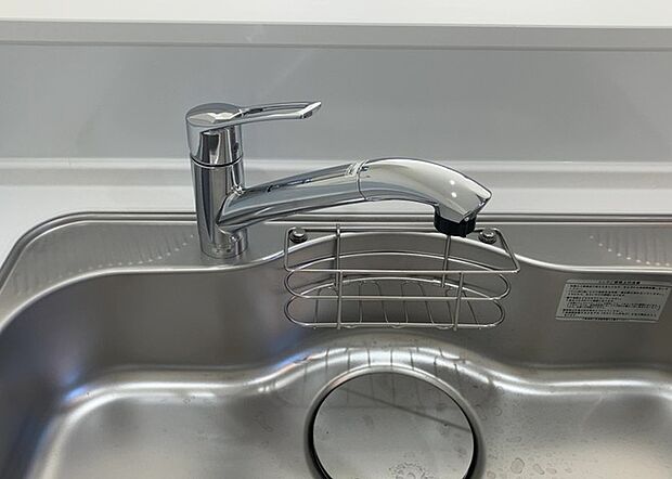 【キッチン水栓】キッチン水栓は、毎日必ず使うものだからこそ、使いやすさが重要です。シャワーヘッドの切り替えがスムーズか、吐水量が調節できるか、水しぶきが飛び散りにくい構造か、浄水機能が付いているかなど、日々の家事を快適にするための機能が数多くあります。また、デザインも多種多様なので、キッチン全体の雰囲気に合わせたものを選ぶことができます。
