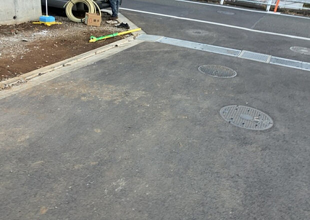 【前面道路含む現地写真_2】お持ちの車種によっては前面道路が広い方が便利でしょう。しかし、前面道路が広ければその分交通量が多くなるため、騒音などが気になる場合があります。実際に現地を見学し、周辺交通量や騒音などを確認しましょう!