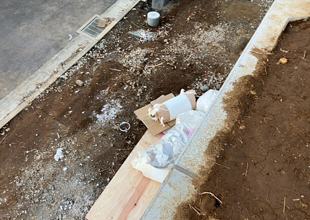 【庭】庭があることでガーデニングや家庭菜園はもちろん、こどもの遊び場やペットを放して遊ぶことができます。また、家の周囲に余裕があるということです。隣地との間があれば、十分な日当たりと、風通しが確保できます。