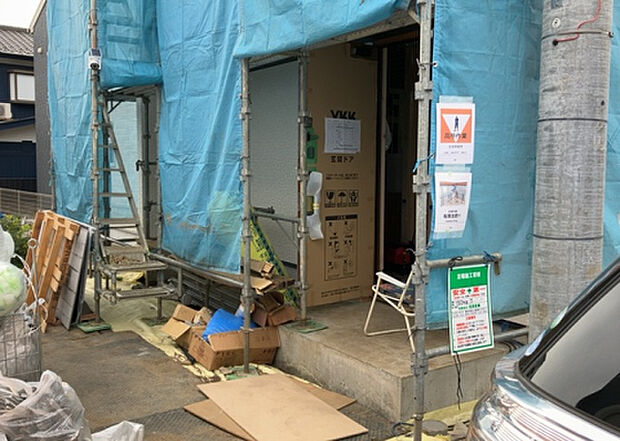 【玄関】玄関は家の顔でもあり、家族以外の目にも止まる場所です。玄関は外との間を仕切る扉、靴などをしまっておく収納スペース、靴脱ぎのたたきスペース、来客とのやり取りをするドアホンなど複数のアイテムからなります。