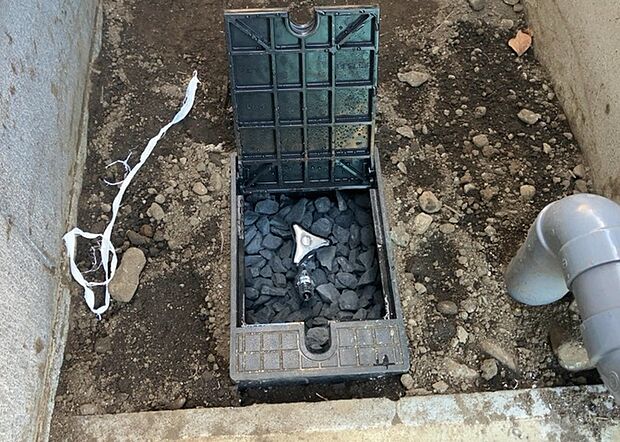 【外水栓】外水栓は、庭の水やりや洗車など、様々な用途に使える便利な設備です。ホースがしっかりと接続できるもの、水圧が安定しているものなど、使い勝手の良いものを選びましょう。また、凍結防止機能が付いているものなら、冬場でも安心して使用できます。