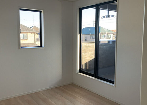 【洋室】洋室のメリットは重い家具が置きやすく、身の回りが整理しやすいことです。 床がフローリングのため畳とは異なり凹みにくいです。 クローゼットなど収納が豊富で、普段使わない旅行カバンや服の整頓も簡単にです。