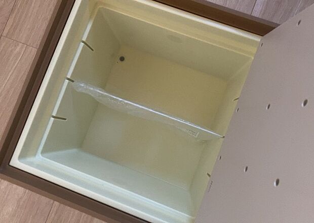 【キッチン床下収納】キッチン床下収納は、調理器具や食器などをスッキリと収納できる便利なスペースです。収納量が多いもの、引き出しがスムーズに開閉するものなど、使い勝手の良いものを選ぶことが大切です。また、湿気がこもりやすい場所なので、通気性の良いものを選ぶこともおすすめです。