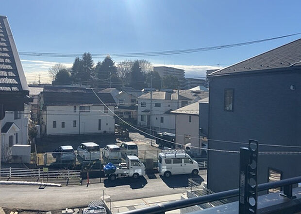 【物件からの展望】眺望を気にして物件を探す場合、前面に建物が建っていないか現地で確認しましょう！前面に建物があると景色はもちろん、日当たりや風通しにも影響が出てきます。住んだ時のことを想像しながら現地見学をしましょう。