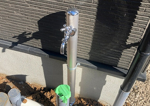 【その他設備】敷地内には、散水栓や立水栓があります。水道水を直接利用できるため、水を運ぶ手間を省くことが出来ます。大量の水を必要とする洗車作業や清掃などに役立ちます。その他設備とあわせて、現地でご確認ください。