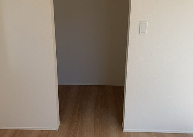 【ウォークインクローゼット】ウォークインクローゼットがあれば、クローゼット内でコーディネートが完成できますし、季節の変わり目に行う衣替えの手間も省けます。また、スーツケースなど大きいものもしまうことができ使い勝C:手がよいです。