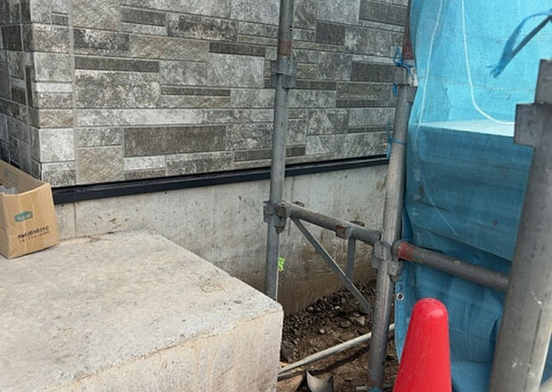 【構造・工法・仕様_2】ベタ基礎とは、柱の位置に関係なく全体に基礎がある事を指し、面積が大きい分建物の重さを全体に分散できます。また、地面からの湿気や害虫を遮断でき、木造住宅で心配されるシロアリ被害を防ぐ効果も期待できます。