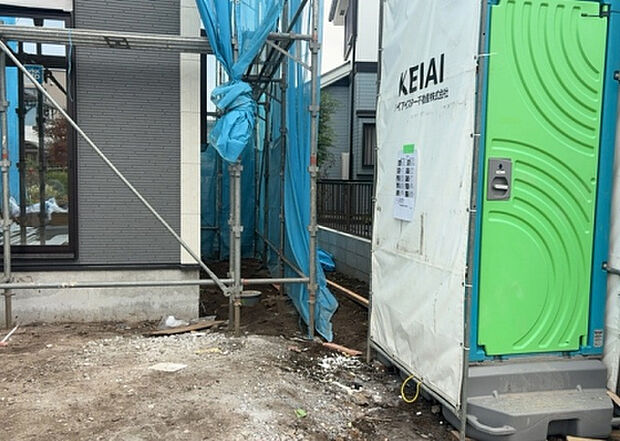 【庭_2】庭のある家に住むことのメリットとして、子どもたちの遊び場を確保できること、ガーデニングや家庭菜園を楽しめること、明るさを確保できることがあります。また、配置を工夫することでプライバシーが確保できます。