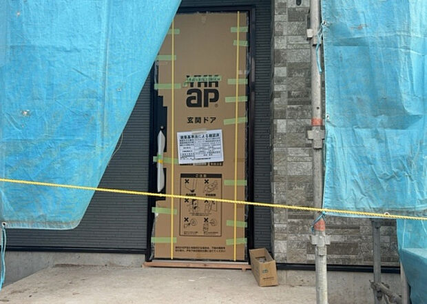 【玄関】玄関は家の顔でもあり、家族以外の目にも止まる場所です。玄関は外との間を仕切る扉、靴などをしまっておく収納スペース、靴脱ぎのたたきスペース、来客とのやり取りをするドアホンなど複数のアイテムからなります。