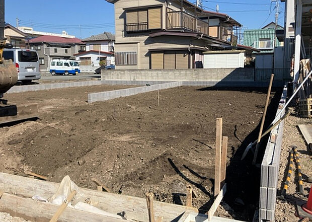 【玄関】玄関は家の顔でもあり、家族以外の目にも止まる場所です。玄関は外との間を仕切る扉、靴などをしまっておく収納スペース、靴脱ぎのたたきスペース、来客とのやり取りをするドアホンなど複数のアイテムからなります。