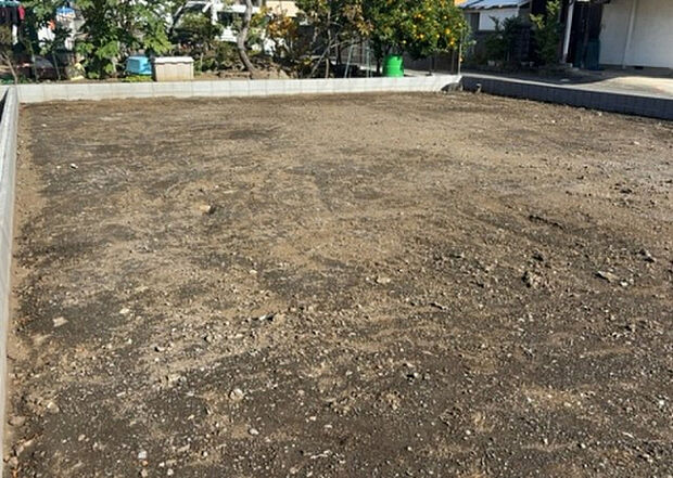 【構造・工法・仕様_2】ベタ基礎とは、柱の位置に関係なく全体に基礎がある事を指し、面積が大きい分建物の重さを全体に分散できます。また、地面からの湿気や害虫を遮断でき、木造住宅で心配されるシロアリ被害を防ぐ効果も期待できます。