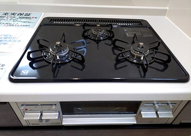 【キッチンコンロ】キッチンコンロは、料理の質を大きく左右する重要な設備です。火力調整のしやすさ、グリル機能の有無、安全装置の充実度など、選ぶポイントがたくさんあります。特に、IHクッキングヒーターは、お手入れのしやすさや安全性が高く、近年人気が高まっています。