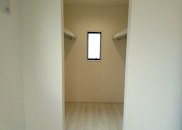 【ウォークインクローゼット】ウォークインクローゼットがあれば、クローゼット内でコーディネートが完成できますし、季節の変わり目に行う衣替えの手間も省けます。また、スーツケースなど大きいものもしまうことができ使い勝手がよいです。