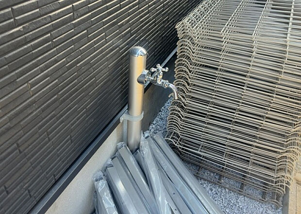 【その他設備】敷地内には、散水栓や立水栓があります。水道水を直接利用できるため、水を運ぶ手間を省くことが出来ます。大量の水を必要とする洗車作業や清掃などに役立ちます。その他設備とあわせて、現地でご確認ください。