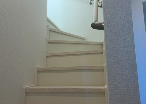 【内装】建物の上下階の通路である階段は、その位置によって動線や室内の印象が大きく左右されます。手摺にも重要な役割があり、転倒の防止・歩行や動作を円滑にして日常生活を支えることを主な目的として設置されています。