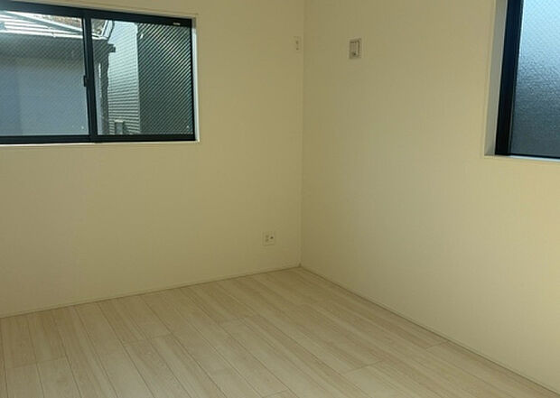 【洋室】洋室のメリットは重い家具が置きやすく、身の回りが整理しやすいことです。 床がフローリングのため畳とは異なり凹みにくいです。 クローゼットなど収納が豊富で、普段使わない旅行カバンや服の整頓も簡単にです。