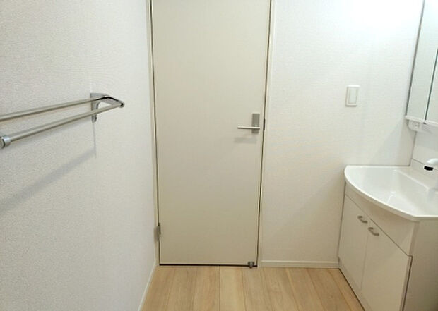 【脱衣場】多くの戸建て住宅で見かける洗面脱衣所は、洗面台と洗濯機が2畳ほどのスペースに並べられていて、洗面所が脱衣所を兼ね備えている間取りが一般的です。お客様が利用することもある、パブリックな空間でもあります。