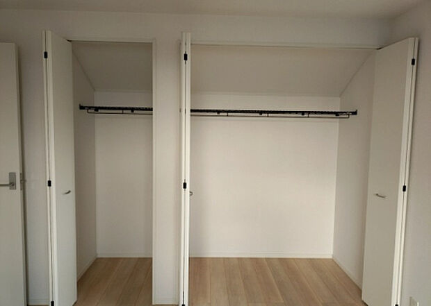 【ウォークインクローゼット】ウォークインクローゼットがあれば、クローゼット内でコーディネートが完成できますし、季節の変わり目に行う衣替えの手間も省けます。また、スーツケースなど大きいものもしまうことができ使い勝手がよいです。