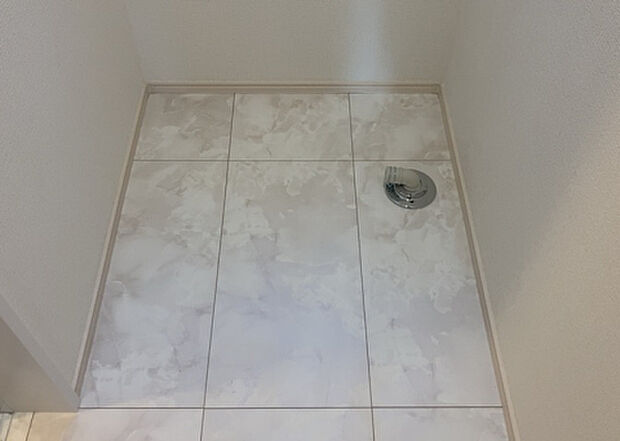 【ランドリースペース】ランドリースペースも気になります。洗濯機置場があり「洗う、干す、取り込む、アイロンがけ、たたむ」など、洗濯に関する家事をするための空間です。広さや収納など付帯設備も含めて、詳細は現地でご確認ください。