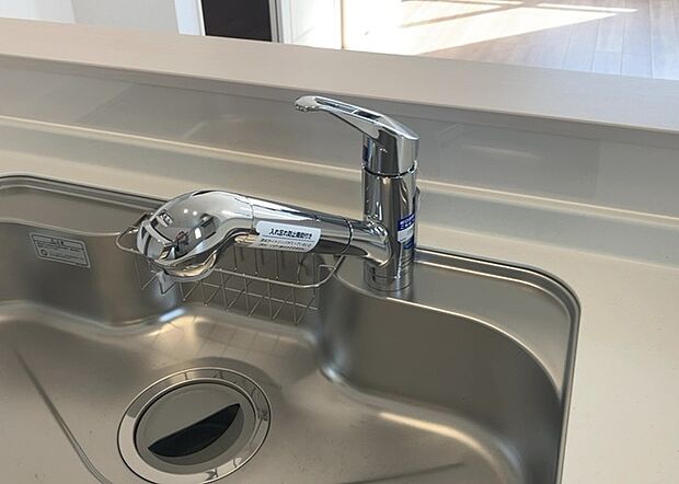 【キッチン水栓】キッチン水栓は、毎日必ず使うものだからこそ、使いやすさが重要です。シャワーヘッドの切り替えがスムーズか、吐水量が調節できるか、水しぶきが飛び散りにくい構造か、浄水機能が付いているかなど、日々の家事を快適にするための機能が数多くあります。また、デザインも多種多様なので、キッチン全体の雰囲気に合わせたものを選ぶことができます。