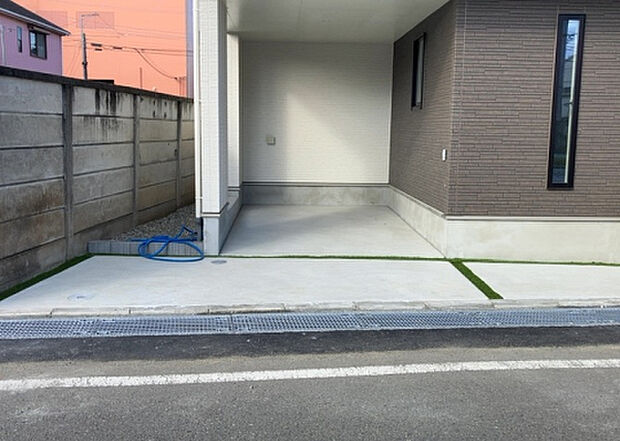 【駐車場】駐車場と明記されていても、最小スペースでつくられた駐車場だと大型車は駐車できなかったり、出入りしにくくなったりする可能性があります。お車のサイズと購入したい物件の駐車場のサイズを現地で確認しましょう。