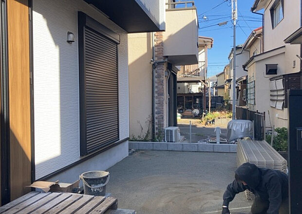 【庭】庭があることでガーデニングや家庭菜園はもちろん、こどもの遊び場やペットを放して遊ぶことができます。また、家の周囲に余裕があるということです。隣地との間があれば、十分な日当たりと、風通しが確保できます。