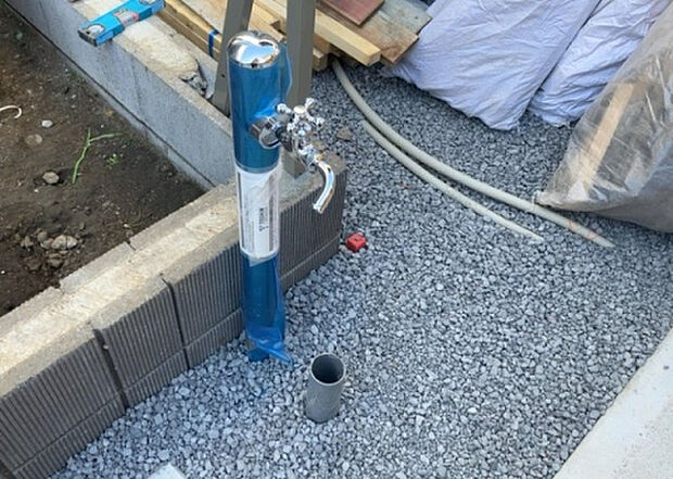 【その他設備】敷地内には、散水栓や立水栓があります。水道水を直接利用できるため、水を運ぶ手間を省くことが出来ます。大量の水を必要とする洗車作業や清掃などに役立ちます。その他設備とあわせて、現地でご確認ください。