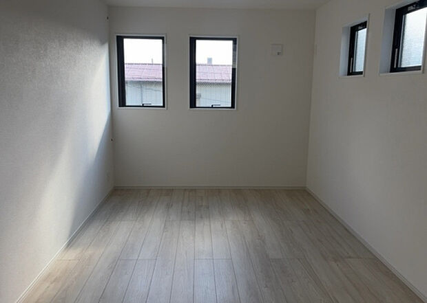 【洋室】洋室のメリットは重い家具が置きやすく、身の回りが整理しやすいことです。 床がフローリングのため畳とは異なり凹みにくいです。 クローゼットなど収納が豊富で、普段使わない旅行カバンや服の整頓も簡単にです。