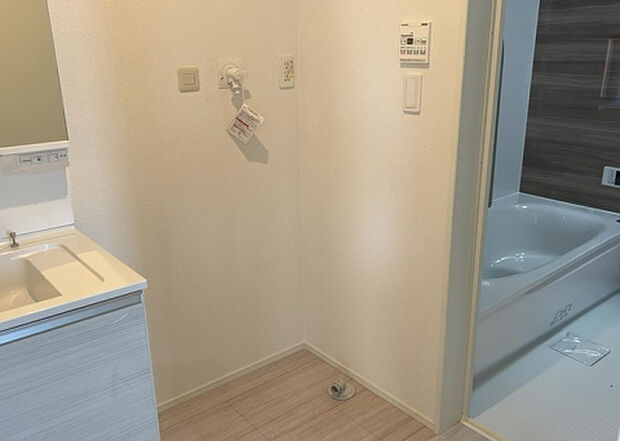 【ランドリースペース】ランドリースペースも気になります。洗濯機置場があり「洗う、干す、取り込む、アイロンがけ、たたむ」など、洗濯に関する家事をするための空間です。広さや収納など付帯設備も含めて、詳細は現地でご確認ください。