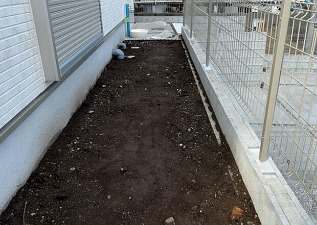 【庭】庭があることでガーデニングや家庭菜園はもちろん、こどもの遊び場やペットを放して遊ぶことができます。また、家の周囲に余裕があるということです。隣地との間があれば、十分な日当たりと、風通しが確保できます。