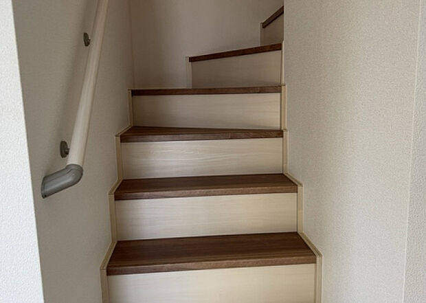 【内装】建物の上下階の通路である階段は、その位置によって動線や室内の印象が大きく左右されます。手摺にも重要な役割があり、転倒の防止・歩行や動作を円滑にして日常生活を支えることを主な目的として設置されています。