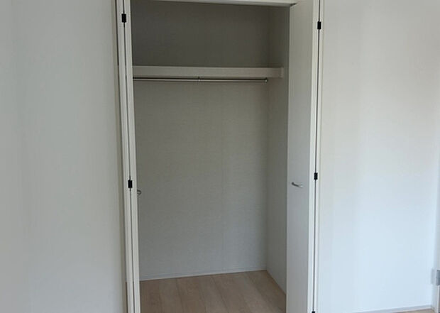 【ウォークインクローゼット】ウォークインクローゼットがあれば、クローゼット内でコーディネートが完成できますし、季節の変わり目に行う衣替えの手間も省けます。また、スーツケースなど大きいものもしまうことができ使い勝手がよいです。