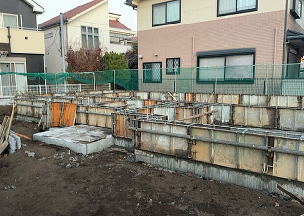 【外観_3】現地に行くなら、物件の周囲の地形がどうなっているかを見ることも大切です。周辺より低くなっている土地では、大雨などで水が集まりやすいため、地盤が弱くなっているということも考えられるため、注意が必要です。