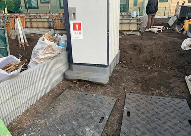 【その他設備】敷地内には、散水栓や立水栓があります。水道水を直接利用できるため、水を運ぶ手間を省くことが出来ます。大量の水を必要とする洗車作業や清掃などに役立ちます。その他設備とあわせて、現地でご確認ください。