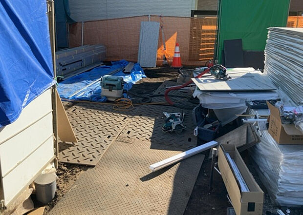 【駐車場_2】駐車場と明記されていても、最小スペースでつくられた駐車場だと大型車は駐車できなかったり、出入りしにくくなったりする可能性があります。お車のサイズと購入したい物件の駐車場のサイズを現地で確認しましょう。