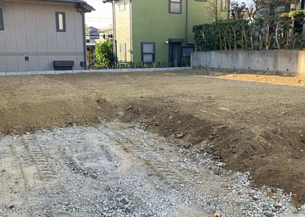 【玄関】玄関は家の顔でもあり、家族以外の目にも止まる場所です。玄関は外との間を仕切る扉、靴などをしまっておく収納スペース、靴脱ぎのたたきスペース、来客とのやり取りをするドアホンなど複数のアイテムからなります。